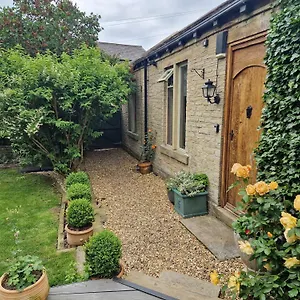 Briar Guest In Norwood Green, Holiday home Halifax